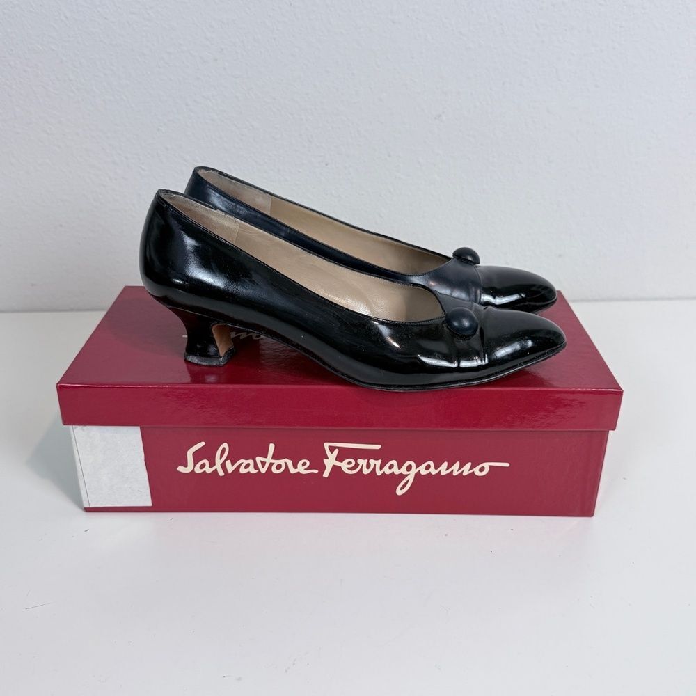 Salvatore Ferragamo Vintage 90s Navy & Black Patent Leather Kitten Heels 6.5 IOB
